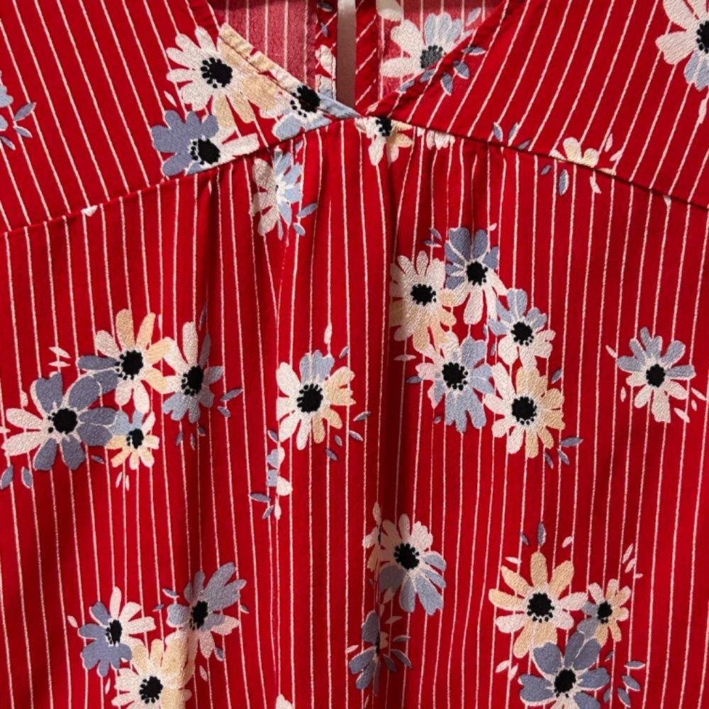 LIKE NEW! Women's Maxwell Red Floral 3/4 Top - XS - Picture 6 of 11